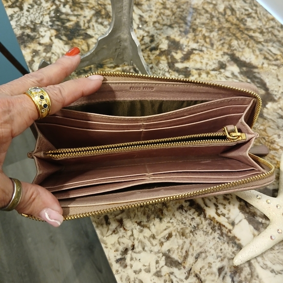 Miu Miu Matelasse Authetic Pink Leather Wallet - Picture 3 of 10